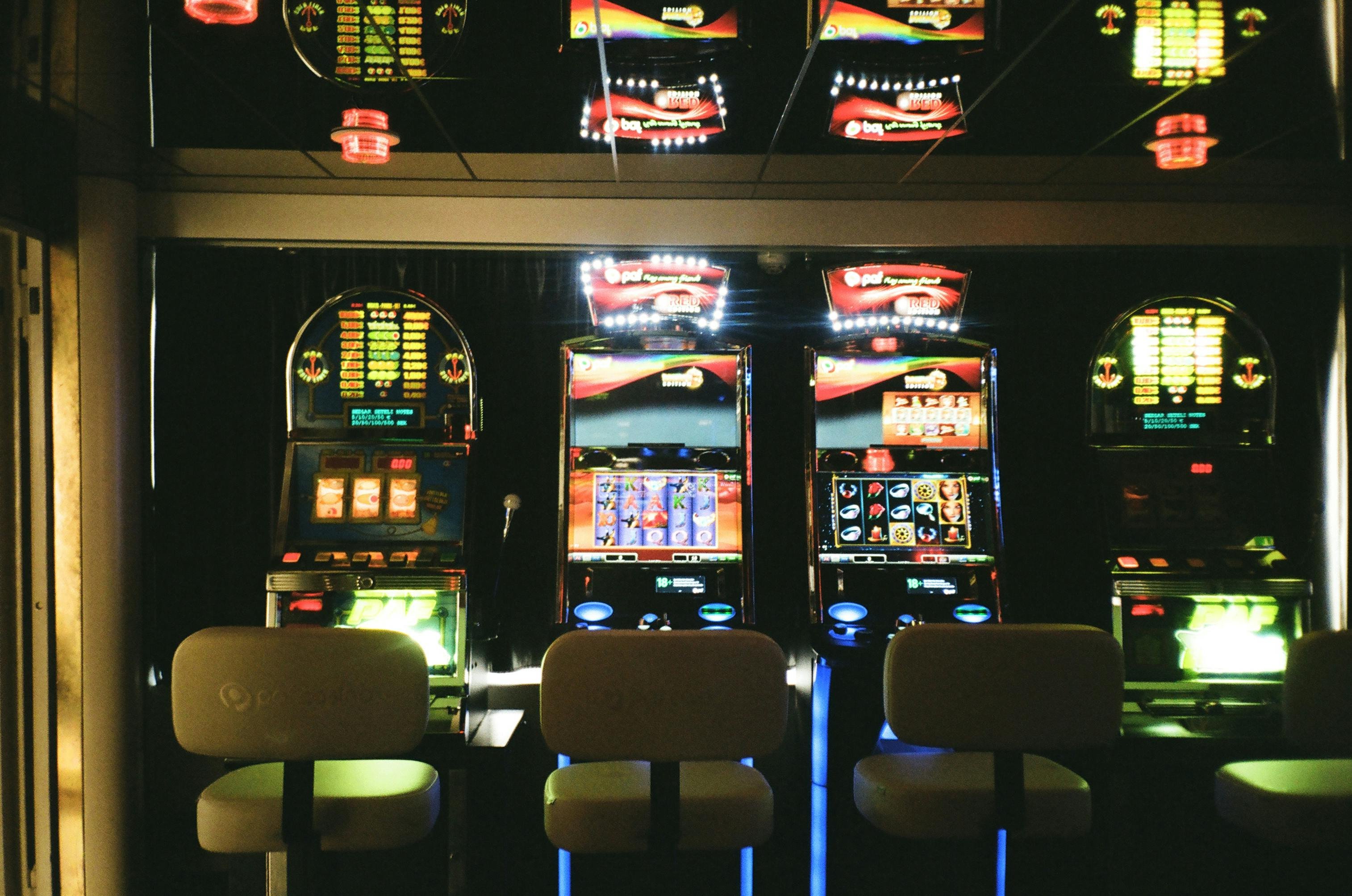American Roulette wheel and betting layout displayed on bemo slot mobile screen